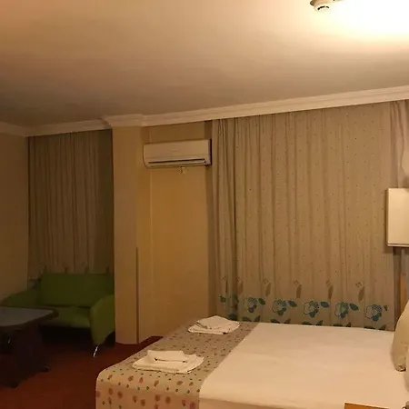 Luna Lara אנטליה